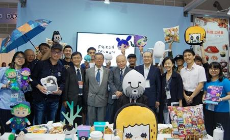 郭仲熙・駐日副代表（前列右５）、艾淑婷・台湾デザインセンター副執行長（同３）
