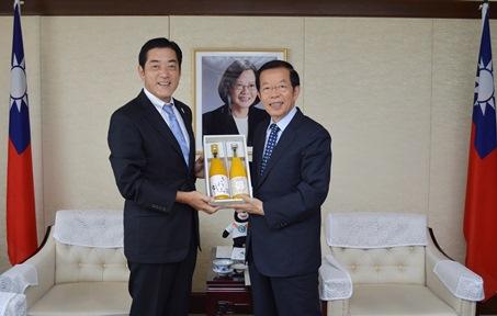 謝長廷・駐日代表（右）、中村時広・愛媛県知事（左）