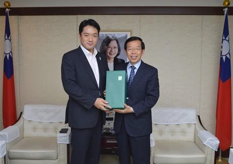 謝長廷・駐日代表（右）、尾﨑正直・高知県知事（左）