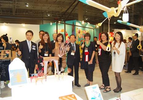 謝長廷・駐日代表（前列左４）、李文英・台北市政府副秘書長（同３）、周俐敏・台北市文化基金会執行総監（同２）
