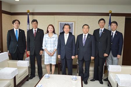 謝長廷・駐日代表（中央）、洪益芬・横浜華僑総会会長（左３）、陳桎宏・駐日代表処横浜分処処長（右３）