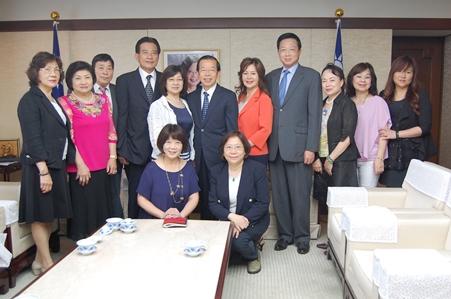 謝長廷・駐日代表（写真後列右６）、張春美・留日台湾同郷会会長（同７）
