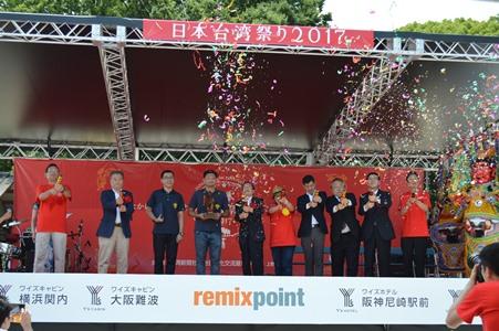 謝長廷・駐日代表（左５）、銭妙玲・台湾新聞社社主（右５）、辻清人・衆議院議員（右４）服部征夫・台東区長（右２）、二木忠男・上野観光連盟会長（右３）