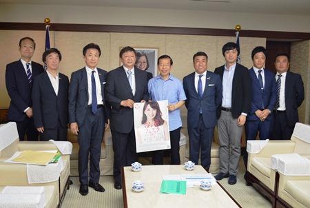 謝長廷・駐日代表（中央）、林冠銘・日本華商総会理事長（左４）、加藤光淑・日台経済文化交流会会長（右４）