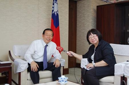 謝長廷・駐日代表（写真左）、台湾国際放送日本語番組コーディネーターの王淑卿さん（右）
