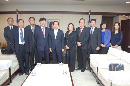 謝長廷・駐日代表（左５）、林学明・留日東京華僑総会会長（左４）
