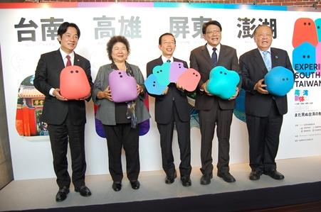 謝長廷・駐日代表（中央）、陳菊・高雄市長（左２）、頼清徳・台南市長（左１）、潘孟安・屏東県長（右２）、陳光復・澎湖県長（右１）
