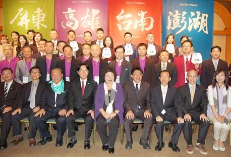 謝長廷・駐日代表（前列右３）、陳菊・高雄市長（同５）、頼清徳・台南市長（同６）、潘孟安・屏東県長（同４）、陳光復・澎湖県長（同７）、張景森・政務委員（同２）
