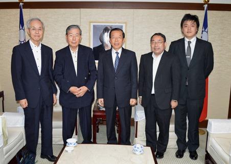 謝長廷・駐日代表（中央）、日台関係研究会の楊合義・理事（左２）、酒井正文・理事（左１）、浅野和生・理事/事務局長（右２）