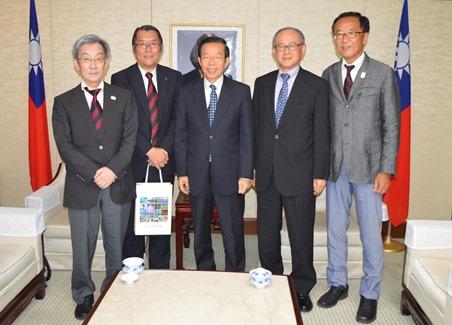 謝長廷・駐日代表（中央）、日台稲門会の三村達・会長（左２）、岩永康久・名誉会長（右２）