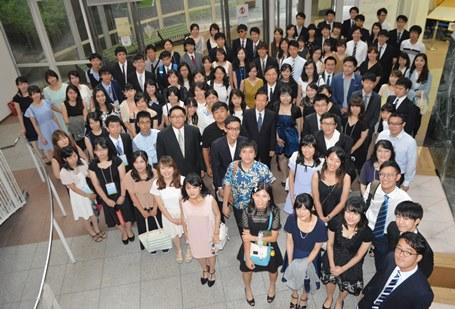 謝長廷・駐日代表と日本台湾学生会議の参加学生ら