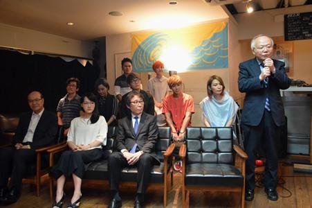 郭仲熙・駐日副代表（右１）、朱文清・台湾文化センター長（１列目左１）、近藤正司・スペースシャワーネットワーク社長（１列目左３）、葉湘怡（ドリス・イエ）台ワンダフル顧問（１列目左２）、映画「52Hz,I love you」の魏徳聖監督（２列目左１）、台ワンダフルに出演した陳惠婷（フイティン・チェン）（２列目左５）、鼓鼓（グーグー）（２列目左４）、小玉（シャオユー）（２列目左３）、米非（ミッフィー）（２列目左２）、小球（シャオチョウ）（３列目右）、スミン（３列目左）