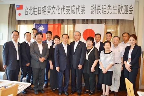 謝長廷・駐日代表（左７）、内倉信吾・宮崎県高千穂町長（左８）、佐藤哲章・高千穂町観光協会会長（左１）、佐藤功宏・高千穂日華親善協会理事（高千穂町観光協会副会長）（左10）、塚元博文・延岡日台友好親善協会会長（左２）、戎義俊・台北駐福岡弁事処処長（左４）
