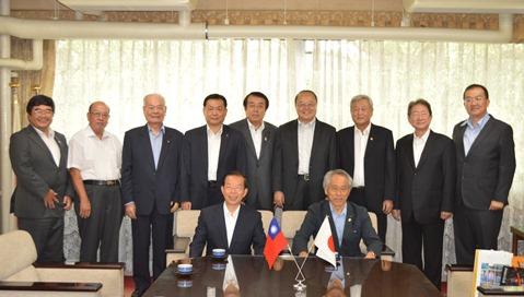 謝長廷・駐日代表（前左）蓬原正三・宮崎県議会議長（前右）、星原透・宮崎県議会日台友好議員連盟会長（後中央）