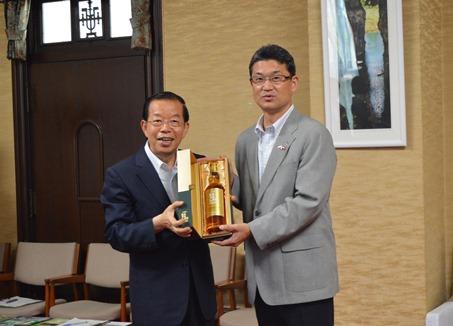 謝長廷・駐日代表（左）、河野俊嗣・宮崎県知事（右）