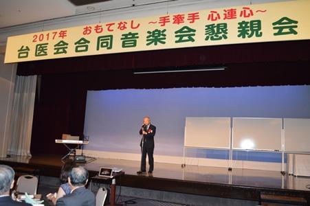 挨拶する郭仲熙・駐日副代表