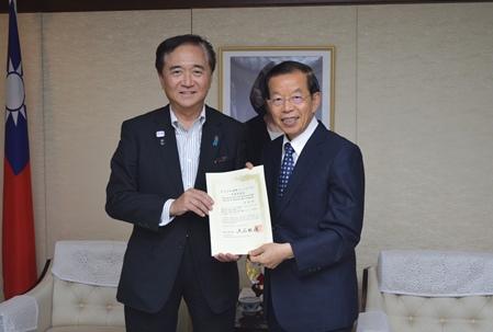 謝長廷・駐日代表（右）、黒岩祐治・神奈川県知事（左）