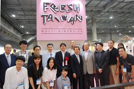 謝長廷・駐日代表（二列目左６）、台湾デザインセンターの宋同正・執行長（同４）、台湾の出展業者ら
