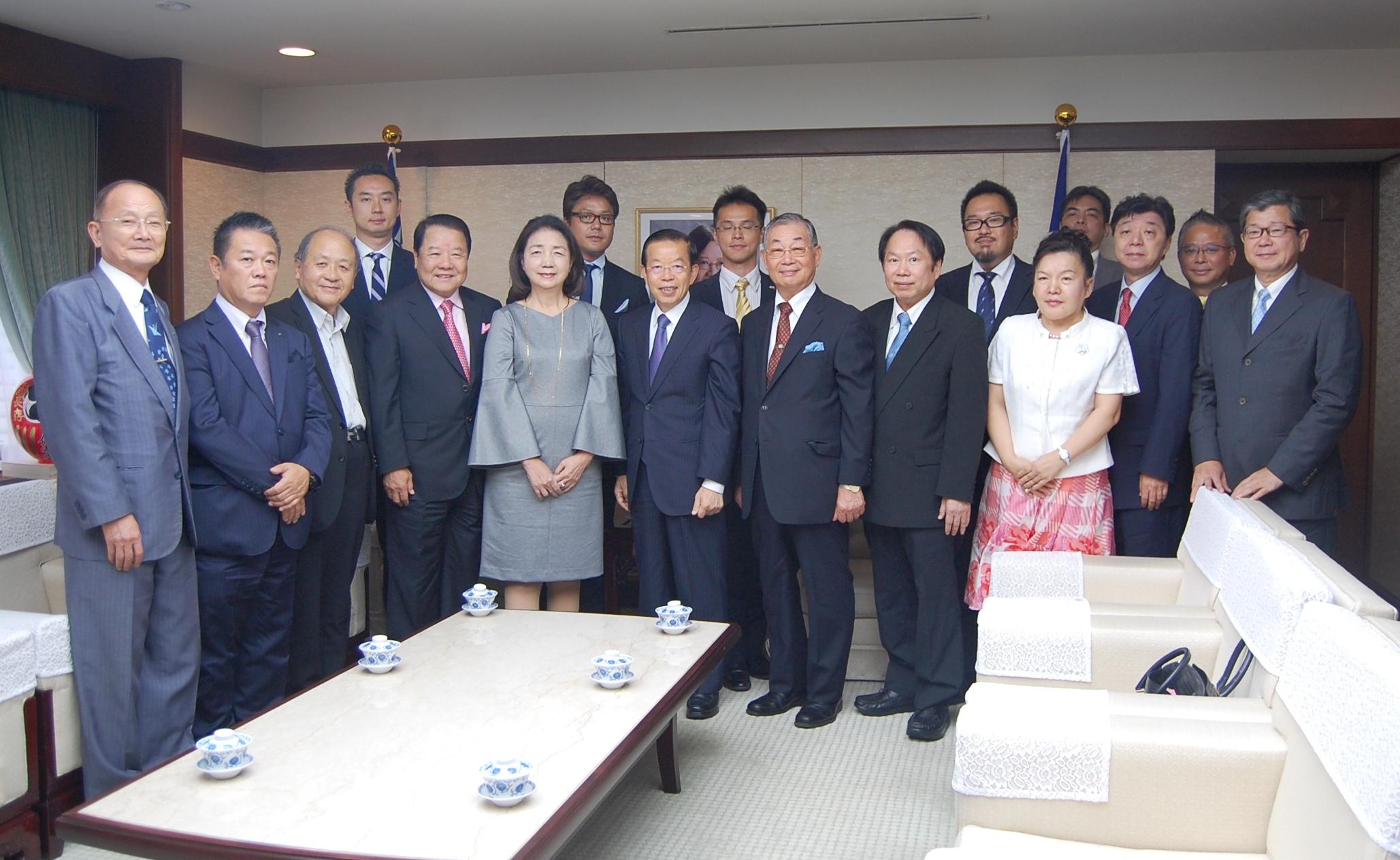 謝長廷・駐日代表（前列右４）、日本中華聯合総会の新垣旬子・会長（同５）、詹徳薫・名誉会長（同６）、毛友次・名誉会長（同３）
