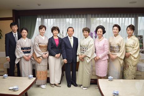 謝長廷・駐日代表（中央）、やまがた女将会の川崎禮子・会長（右４）と同会女将ら