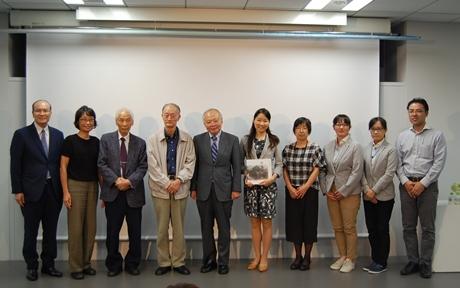郭仲熙・駐日副代表(左５)、写真家で台湾撮影博物館文化学会創会理事長の荘霊氏（左４）、清野成美・港区役所国際化/文化芸術担当課長(右５)、朱文清・駐日代表処台湾文化センター長（左１）
