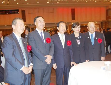 謝長廷・駐日代表（写真中央）、周永暉・交通部観光局長（左２）、葉菊蘭・台湾観光協会会長（右２）、一般社団法人日本旅行業協会の田川博己・会長（右１）、丸尾和明・副会長（左１）