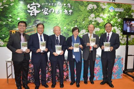 「ツーリズムEXPOジャパン」台湾パビリオン開幕式に出席した郭仲熙・駐日副代表（左３）、葉菊蘭・台湾観光協会会長（右３）、周永暉・交通部観光局長（右１）