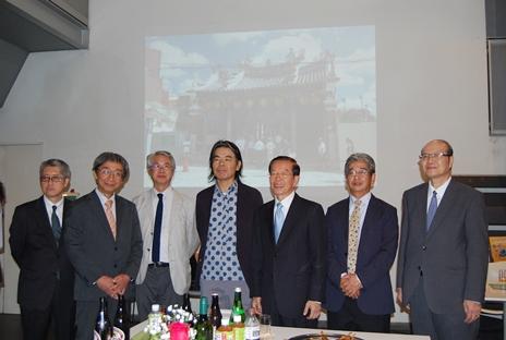 謝長廷・駐日代表（写真右３）、東京藝大の保科豊巳・理事（右２）、日比野克彦・美術学部長(左４)、木島隆康・教授（左３）、桐野文良・教授（左２）
