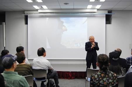 挨拶する郭仲熙・駐日副代表