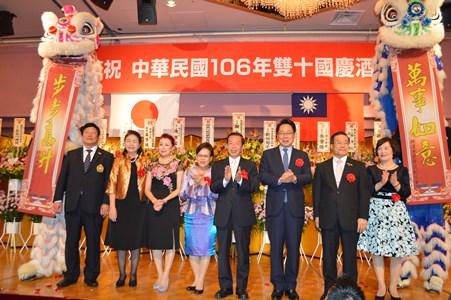 謝長廷・駐日代表（右４）、洪益芬・横浜華僑総会会長（左３）、新垣旬子・中華聯合総会会長（左２）、陳桎宏・駐日代表処横浜分処処長（右２）