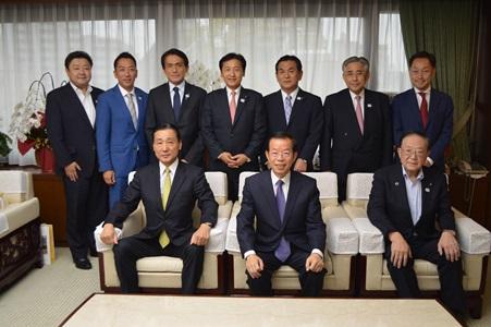 謝長廷・駐日代表（前中央）、東京都議会自由民主党日台友好議員連盟の高橋信博・会長（前右）、こいそ明・顧問（前左）、鈴木隆道・顧問（後右２）および同議連役員ら