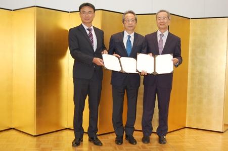 行政院農業委員会の陳吉仲・副主任委員（左１）、台農発股份有限公司の陳郁然・董事長（右１）、(株)ファーマインドの堀内達生・代表取締役社長（中央）
