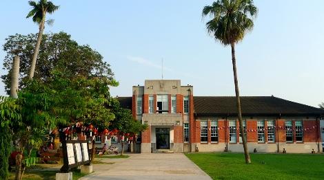 斗六は雲林県の政治経済の中心地です。近年は歴史建築の保存に力を入れています。市内の府前街には「行啓紀念館」という1926年に建てられた立派な赤レンガ建築が残っています。ここは1923年に当時皇太子だった昭和天皇が台湾を行啓したことを記念して建てられました。地元の名士たちが資金を募り、官民共同で建てたと言われています。当時は公会堂としての役割を担っており、冠婚葬祭の式場にも用いられていました。戦後は公共機関の事務所などとなっていましたが、1999年9月21日の台湾中部大地震で大きな被害を受け、閉鎖の憂き目に遭います。しかし、2001年に県の歴史建築に指定され、修復工事が進められました。2011年からは一般公開されるようになり、現在は雲林県の歴史や文化に関する展示が催されています。また、行啓紀念館の近くには小さな赤レンガ建物が三棟残っています。これは第二次世界大戦中に軍の指揮所として用いられていた建物で、現在はカフェやアトリエとして再利用されています。これらの建物も含め、このエリア一帯は「三三文創聚落」と呼ばれています。