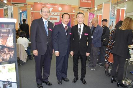 謝長廷・駐日代表（中央）、台北市影音節目製作商業同業公会の楊継昌・理事長（右）、朱文清・駐日代表処台湾文化センター長（左）

