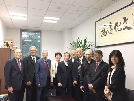 謝長廷・駐日代表（写真左５）、韓石泉氏ご子息の韓良俊・台湾大学名誉教授（左６）、若林正丈・早稲田大学教授（右２）、洪郁如・一橋大学教授（右１）
