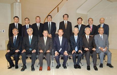 謝長廷・駐日代表（前列中央）、蓬莱会の西川禎一・代表幹事（前列左３）らメンバー一行
