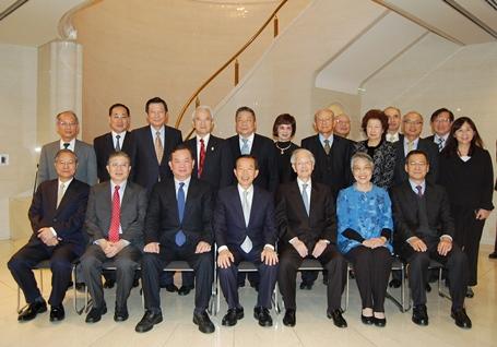 謝長廷・駐日代表（前列中央）、彭栄次・扶桑会交流訪日団団長（前列右３）、
何美玥・総統府国策顧問（前列右２）ら扶桑会メンバー一行
