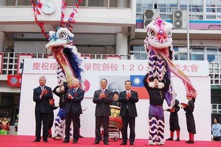 呉新興・中華民国僑務委員会委員長（写真前列左３）、郭仲熙・駐日副代表（同２）、陳桎宏・横浜分処処長（同４）、林訓一・横浜中華学院理事長（同１）
