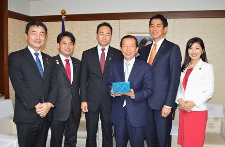 写真左より佐々木紀・青年局長代理（衆議院議員）、滝波宏文・青年局長代理（参議院議員）、鈴木馨祐・青年局長（衆議院議員）、謝長廷・駐日代表、小林鷹之・青年局国際部長（衆議院議員）、吉川ゆうみ・青年局国際副部長（参議院議員）