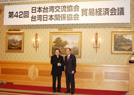 邱義仁・台湾日本関係協会会長（写真左）、大橋光夫・日本台湾交流協会会長（右）
