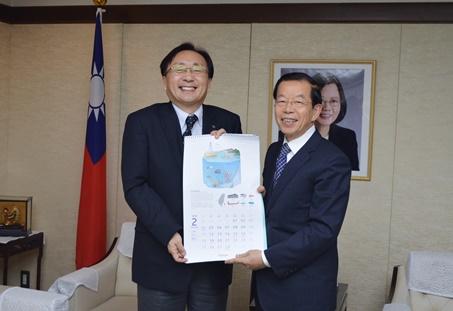 謝長廷・駐日代表（右）、三村申吾・青森県知事（左）