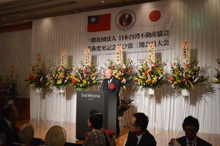 挨拶する郭仲煕・駐日副代表