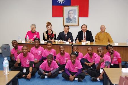 謝長廷・駐日代表（後列中央）、謝美香・東京ACC理事長（同左２）、林青嶔・僑務諮詢委員（同右２）
