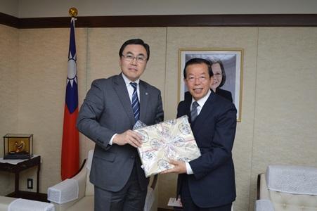 謝長廷・駐日代表（右）、阿部信吾・自由民主党事務局長（左）