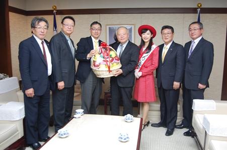 郭仲熙・駐日副代表（中央）、堀義明・青森県観光国際戦略局次長（左３）、北山敏光・一般社団法人青森県りんご輸出協会理事長（右２）、加川雅人・一般社団法人青森県りんご対策協議会会長（左２）、ミスリンゴの小野笑美さん（右３）
