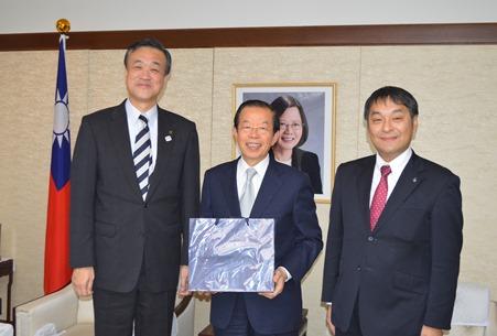 謝長廷・駐日代表（中央）、水谷洋一・北海道網走市長（左）、鴻巣直樹・網走日台親善協会会長（右）