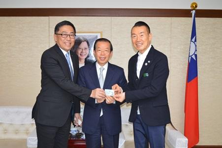 謝長廷・駐日代表（中央）、中野善壽・文化部国際諮問委員（寺田倉庫代表取締役）（右）、楊家駿・内政部移民署署長（左）