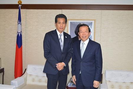 謝長廷・駐日代表（右）、山口伸樹・茨城県笠間市長