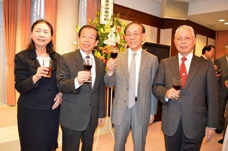 左より、新垣旬子・日本中華聯合総会会長、謝長廷・駐日代表、谷崎泰明・日本台湾交流協会理事長、趙中正・全日本台湾連合会会長