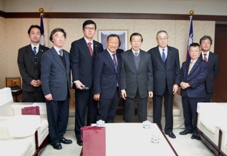 謝長廷・駐日代表（右４）、大江康弘・亜東親善協会会長（左４）